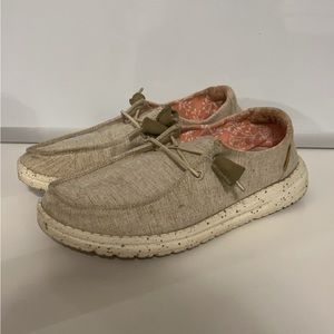 Women’s Hey Dude, beige, size 5, pretty worn